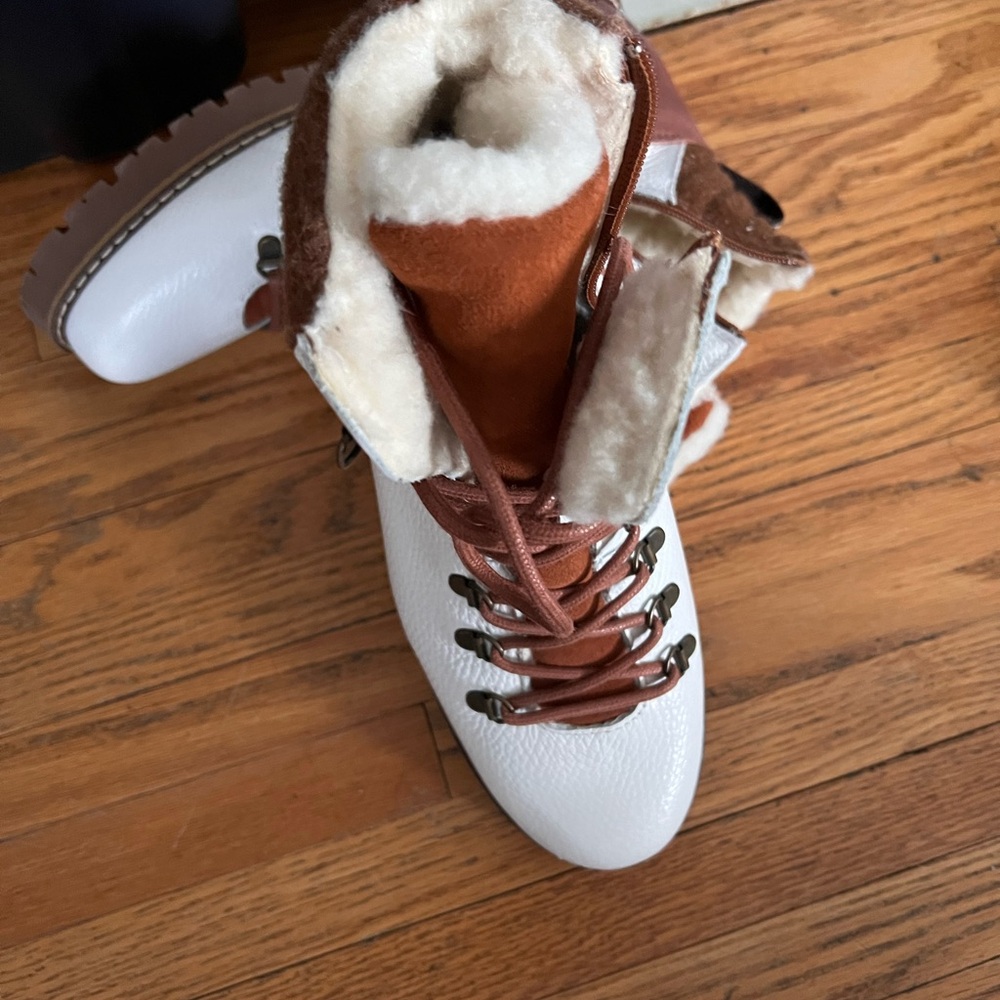 Bulle noelle  Sherpa lined adjustable cleated boots